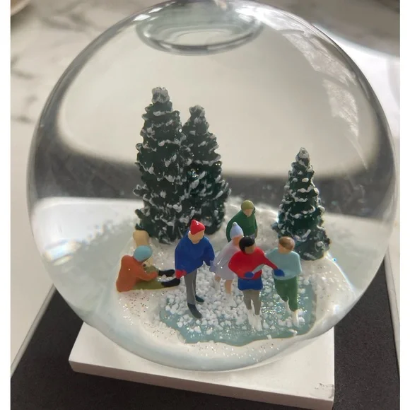 CoolSnow globe Ice Skaters Snow Globe - Picture 3 of 3